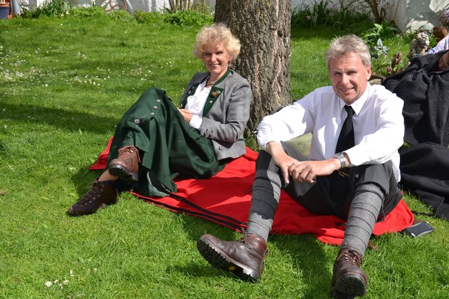 Genießen die Drehpause: Uschi und Reinhard Wallentin sind Mitglieder der Nostalgie-Skigruppe Traisen.