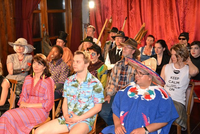 Aus Marionetten, die gesellschaftlichen Zwängen unterliegen, werden frohe Menschen, die multikulturell miteinander leben.