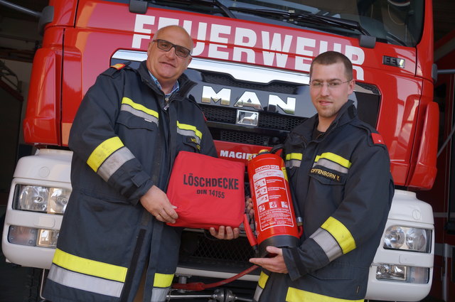 Abschnitts-Kdt. Viktor Weinzinger und Yannik Offenborn wissen: Löschdecke, Feuerlöscher und Brandmelder sollten in jedem Haushalt vorhanden sein.