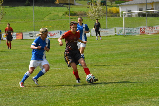 Südburgenlands Talent Pauline Zwickl (re.) war hier schneller am Ball als Jasmin Fischelmaier