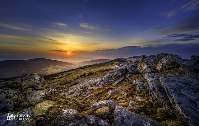 Letztes Wochenende war ich am Hochwechsel (Niederösterreich) unterwegs. Los ging es um 02:00 Uhr Morgens, damit ich rechtzeitig zum Sonnenaufgang oben ankomme. Die Wanderung ging auf der Steyersberger Schwaig los, Richtung Kranichberger und Drei Länder Eck. Nach dem Umschußriegel dauerte es nicht mehr lange und ich kam beim Wetterkoglerhaus am Hochwechsel an. Eine passende Location wurde schnell gefunden und auch die Sonne tauchte bald am Horizont auf.