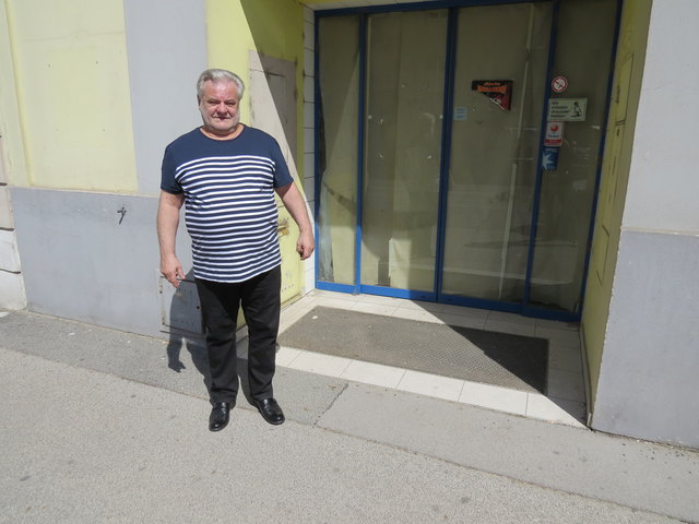 Wolfgang Schirmer, hier vor der geschlossenen Filiale des Supermarktes, beklagt die schwindende Lebensqualität in Essling.