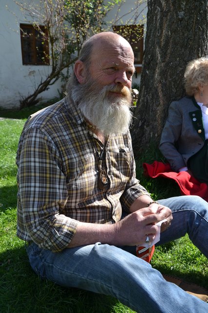 Als versandelter Tschecherant, dem ein Engel erscheint, ist Wolfgang Prenosil zu sehen.