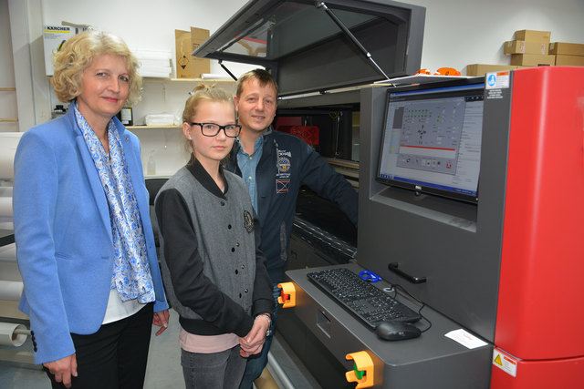 In der Druckerei Walding schnupperte Dajana Kocher bei Josef Rechberger, Landtagsabgeordnete Eva Maria Gattringer stattete einen Besuch ab. | Foto: OÖVP UU