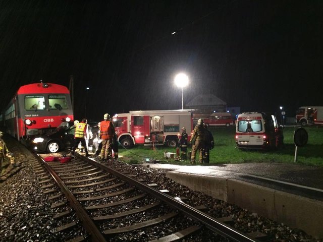 Unmittelbar neben der Haltestelle in Saffen kollidierte erneut ein Auto mit einem Zug.