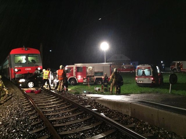 Unmittelbar neben der Haltestelle in Saffen kollidierte erneut ein Auto mit einem Zug. | Foto: FF Scheibbs