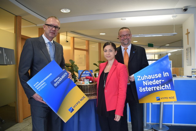 Günther Ritzberger, Vorstandssprecher der HYPO NÖ Landesbank, Kundenberaterin Julia Schmutzer und Direktor Christian Kern. | Foto: Zeiler