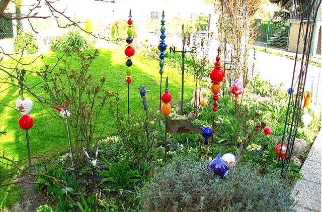 Schmuck für draußen: Diesen bunten Garten hat Eva Fröschl in Korneuburg entdeckt und gleich ein Foto davon gemacht. | Foto: Eva Fröschl