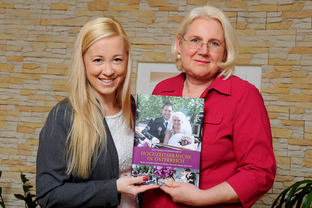 Sabine Kronberger und Monika Krautgartner wissen, welche Riten und Bräuche es in den Regionen Österreichs gibt. | Foto: Kronberger/Krautgartner