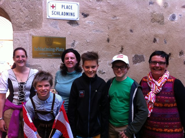 vorne drei Schüler; hinten Manuela Pehab, Fl. Renate Wagenhofer, Fl. Monika Faes