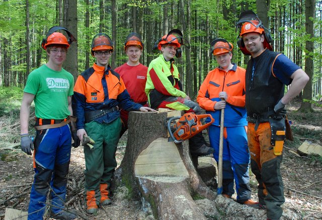 Praxislehrer Martin Spitzer (r.) mit fünf Schülern bei der Forstarbeit im knapp 17 Hektar großen Schulwald.