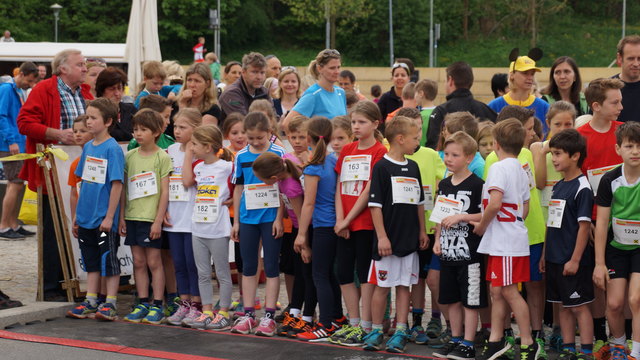 Die Spannung steigt: Gleich ertönt der Startschuss für den Straßenglerlauf in der Kategorie "Kinder".