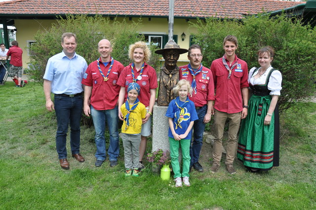 Die Pfadinder Obmann Werner Überall, Katharina Wurzinger, Martin Stangl, Oliver Weiler, Anna Überall und Marie Dunkl sowie Bgm. Brigitte Ribsch und Vbgm. Georg Eigner.