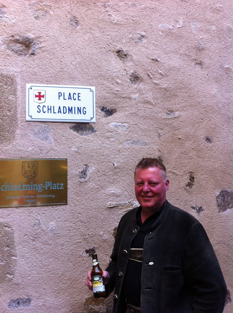 Wolfgang Höflehner am Schladming-Platz in Felletin mit Schladminger Bier