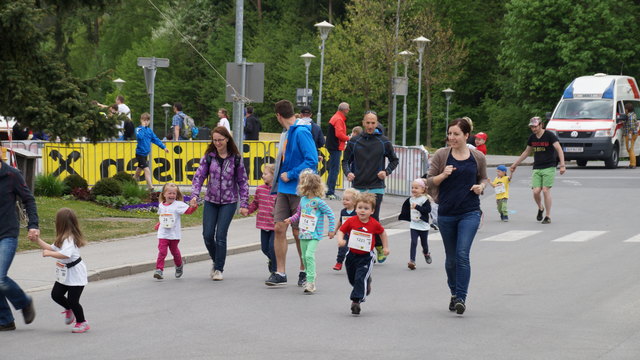 Mit der Unterstützung von Mama und Papa meisterten auch die Kleinsten den Zwergerllauf.