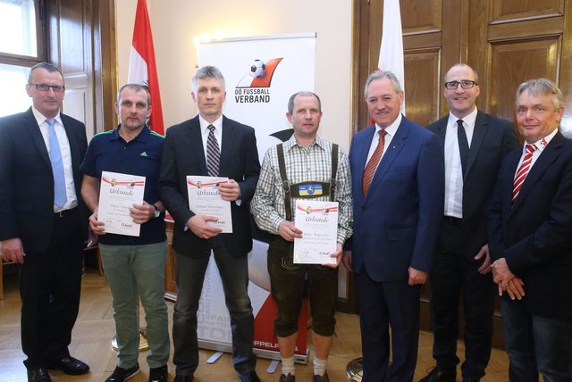 Gerhard Götschhofer, Oliver Schießl, Helmut Herbertinger, Klaus Wageneder, Viktor Sigl, Landessportdirektor Gerhard Rumetshofer und OÖFV-Vorstandsmitglied Heinz Oberauer. | Foto: Land OÖ/Lindschinger