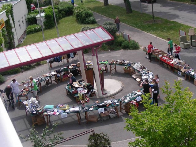 Flohmarkt vor dem Landespflegeheim Pottendorf