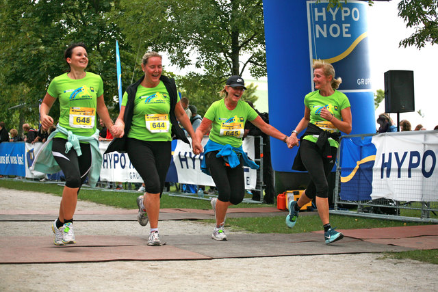 Gemeinsam durchs Ziel – gemeinsam für einen guten Zweck laufen: der NÖ Frauenlauf findet heuer bereits zum zehnten Mal statt und unterstützt die Krebsforschung. | Foto: NÖ Frauenlauf