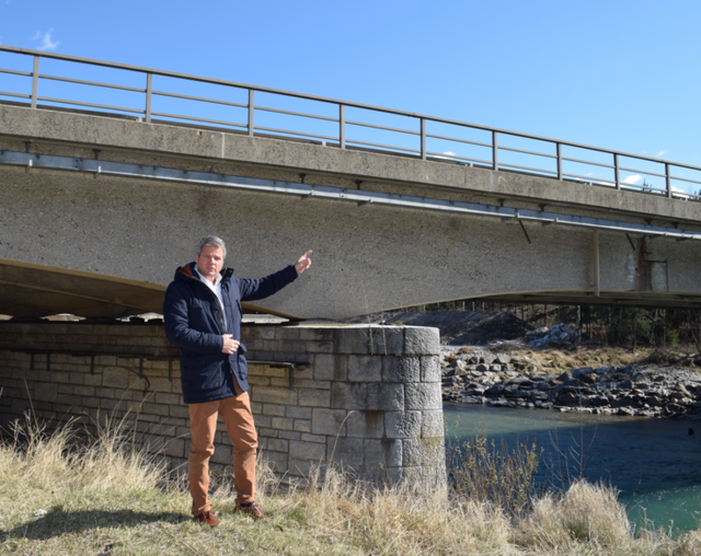 75 Jahre alt und am Ende: Die Rede ist von der Brücke, auf die Straßenreferent Gerhard Köfer zeigt | Foto: kk