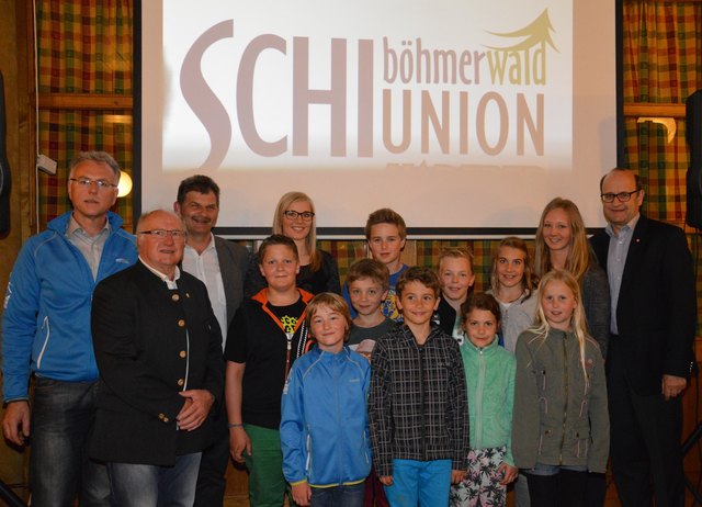 Manfred Patrasso, Ludwig Gabriel, Franz Wagner, Elisabeth Reisinger, Elisa Mörzinger und Hubert Hartl mit dem überragenden Kinderteam der SUB (v. l. ).