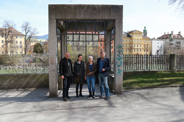 Beim Pavillon im Waltherpark: Karl Gostner, Architektin Silvia Boday, Projektbegleiterin Katharina Cibulka und Gerhard Fritz. | Foto: IKM/Lercher