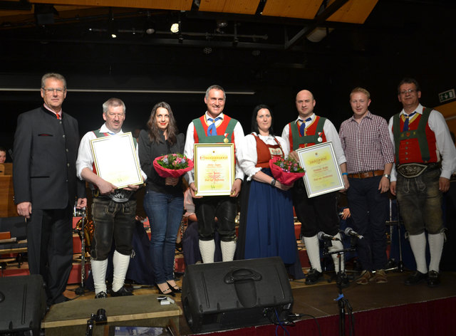 Die Ehrungen des Tiroler Blasmusikverbandes beim Frühjahrskonzert. | Foto: Foto: ersiBILD