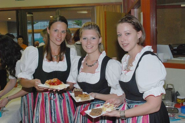 Edith, Christina und Sandra freuen sich auf viele Gäste, die auch wieder mit selbstgebackenen Mehlspeisen verwöhnt werden. | Foto: Privat