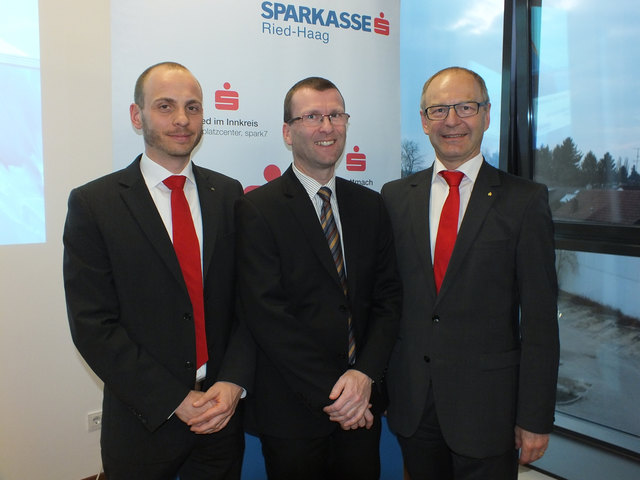 Mathias Lackerbauer (Wertpapierspezialist/Treasury Sparkasse Ried-Haag), Johann Griener, Direktor Wilfried Bachmayr. | Foto: Sparkasse Ried-Haag