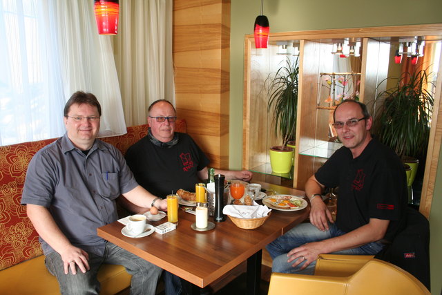 Die Neulengbacher Gärtnereibesitzer Josef und Michael Kraic mit Redakteur Michael Holzmann beim Frühstück im Guggis.