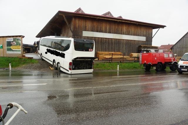 Der Reisebus unterschätze die steile Abfahrt in Rottersdorf | Foto: FF Statzendorf