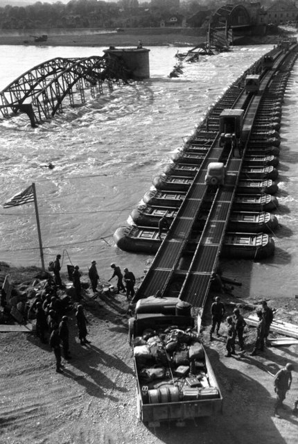 Die Amerikaner überqueren eine Pontonbrücke neben der zerstörten Innbrücke.