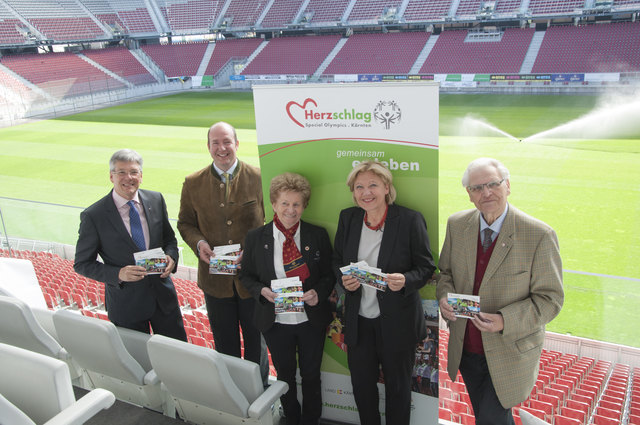 Landeshauptmann Peter Kaiser, Anton Henckel-Donnersmarck, Käthe Konrad, Bürgermeisterin Maria-Luise Mathiaschitz und Hermann Kröll (von links)