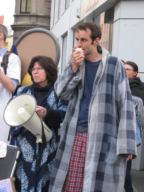 Ein Anrainer macht seinem Ärger mittels Megafon Luft