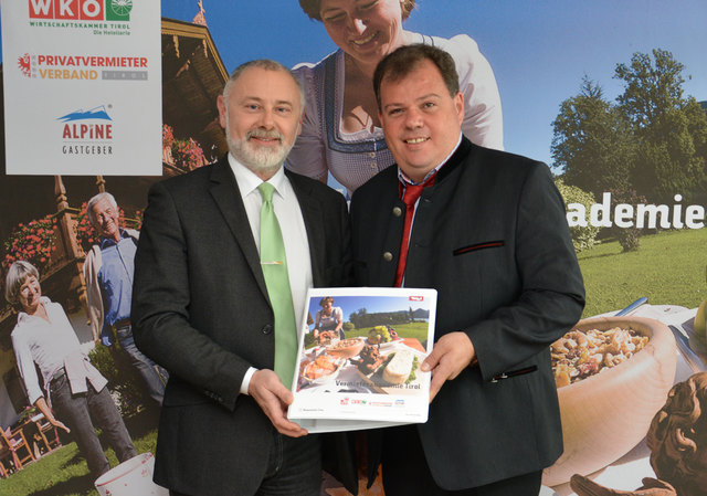 Dr. Gerhard Föger, Abteilungsvorstand Tourismus/Land Tirol, überreicht TVB Obmann Andreas Hundsbichler die Seminarmappe der Vermieterakademie. Sieben Seminare werden im Juni und Juli dieses Jahres in Mayrhofen angeboten. | Foto: Land Tirol/Wikipil