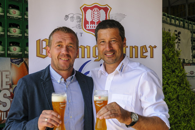 V.l.: Cheftrainer Christian Mayrleb und Gerhard Altendorfer (Geschäftsführer Baumgarnter Bier) posieren für den Fotografen.