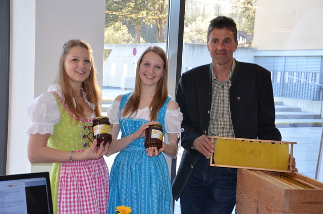 (v.l) Claudia Kröll aus Ellmau und Melanie Erber aus Westendorf haben für Imker Peter Koidl aus Aurach neue Marketingprodukte gestaltet.      Foto: Robert Kalss