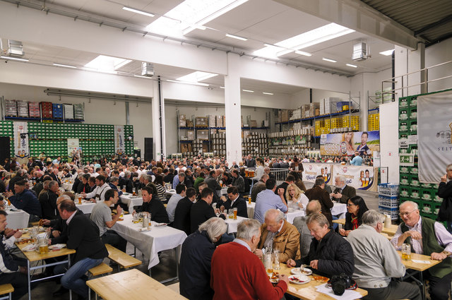 Viele Besucher hatten sich in der Logistikhalle eingefunden.