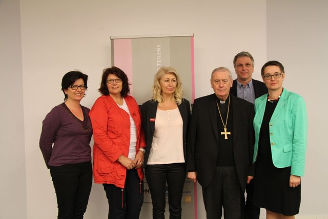 V. l.: Bettina Stadlbauer (ÖGB), Christine Lengauer (ÖGB), Silvia Weber (Betroffene), Bischof Ludwig Schwarz (Diözese Linz), Dorothea Dorfbauer (Sprecherin Veranstaltergemeinschaft „Tag der Arbeitslosen“) und Christian Winkler (Bischöfliche Arbeitslosenstiftung).