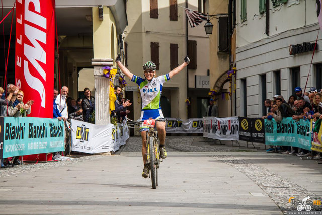 Christina Kollmann bei ihrer Zieleinfahrt nach grandioser Solo-Führung in Spilimbergo. | Foto: KK