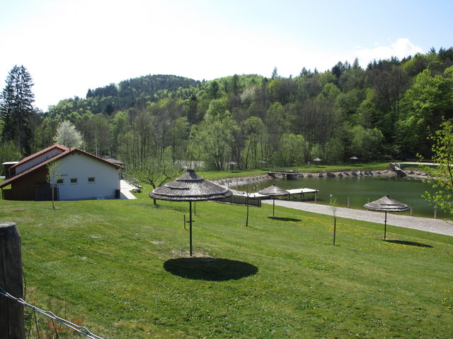 Gemütliche Liegeflächen, eine wunderschöne Landschaft und angenehme Wassertemperaturen laden zum Sprung in kühle Nass im Naturparkbadesee Kobersdorf ein! | Foto: zVg