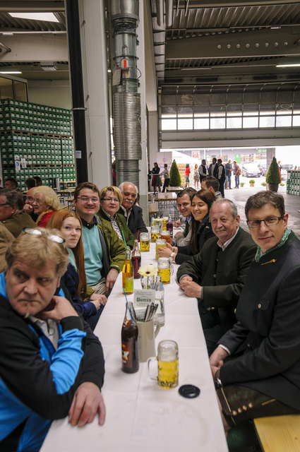 Die Abordnung vom ATSV Stadl-Paura wartet auf den Weißbieranstich 1.