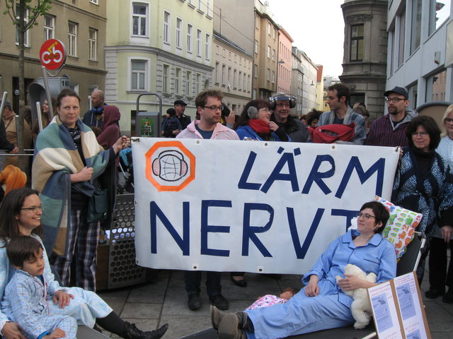 Genervte Anrainerinnen und Anrainer im Pyjama