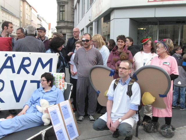 Weitere Kundgebungsteilnehmer samt Lärmschutzengel