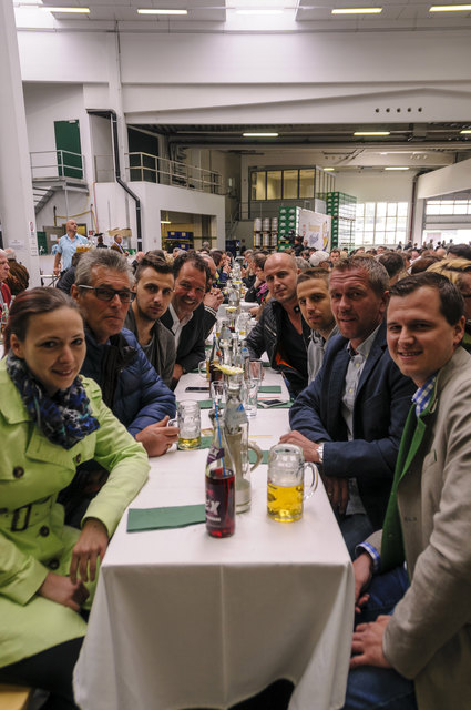 Die Abordnung vom ATSV Stadl-Paura wartet auf den Weißbieranstich 2.