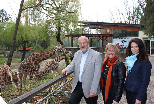 Hermann Wimmer und Silvia Huber mit Zoologin Daniela Artmann beim Besuch des Aquazoos Schmiding.