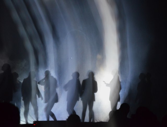 Mystische Szenen beim Tanztheater "Darkside of the moon" nach der Musik von Pink Floyd.