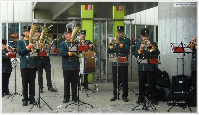 Die Blasmusik eröffnete das Fest