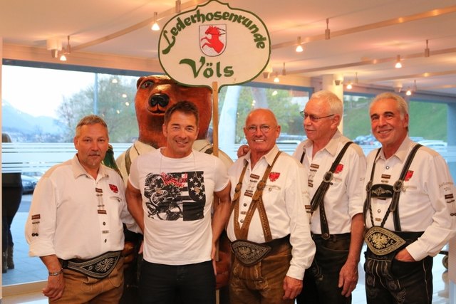 Schlagerstar Gilbert, flankiert von Obm.-Stv. Georg Seitz (li.) Obmann Peter Reider, Kassier  Dietmar Höpperger und Ob.-Stv. Peter Lanbach | Foto: privat