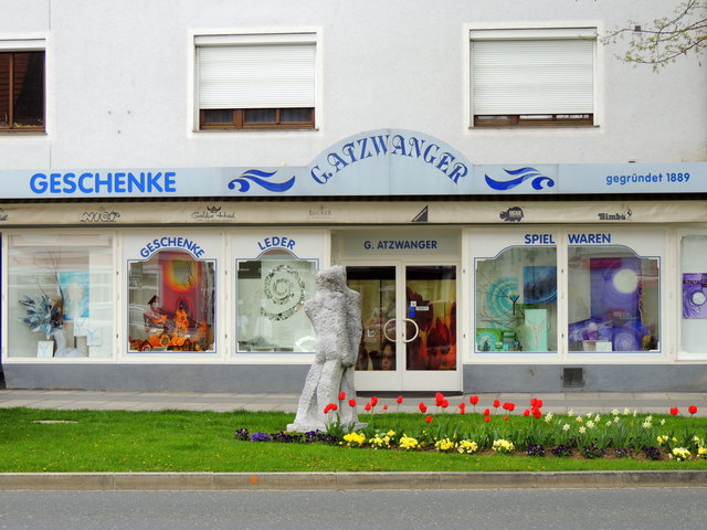 So kann es auch aussehen: Kaufhaus am Hauptplatz geschlossen, aber sauber und zur Galerie umfunktioniert!
