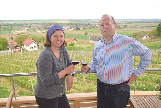 Am Gaaser Weinberg bewirten Erika und Paul Grosz ihre Gäste. Die schöne Aussicht ist inklusive.